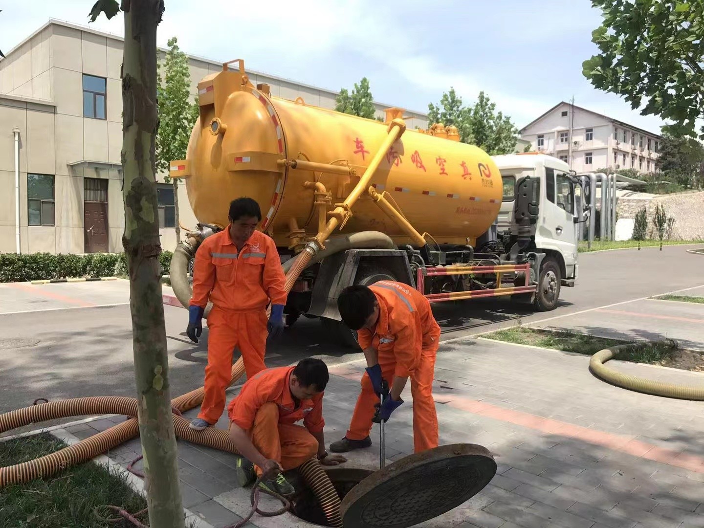 息烽化粪池清理与5-8吨吸粪车施工效率分析